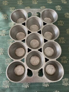 Vintage Wagner 11-Cup Cast Aluminum Popover/ Muffin Pan - Silver